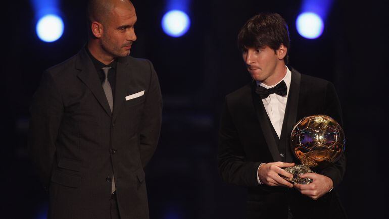 Guardiola y Messi, con el Balón de Oro de 2011.