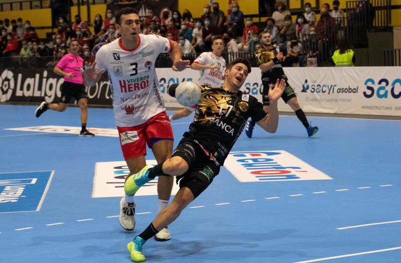 Jaime Fernández intenta un lanzamiento a puerta en el partido de liga disputado en Segovia