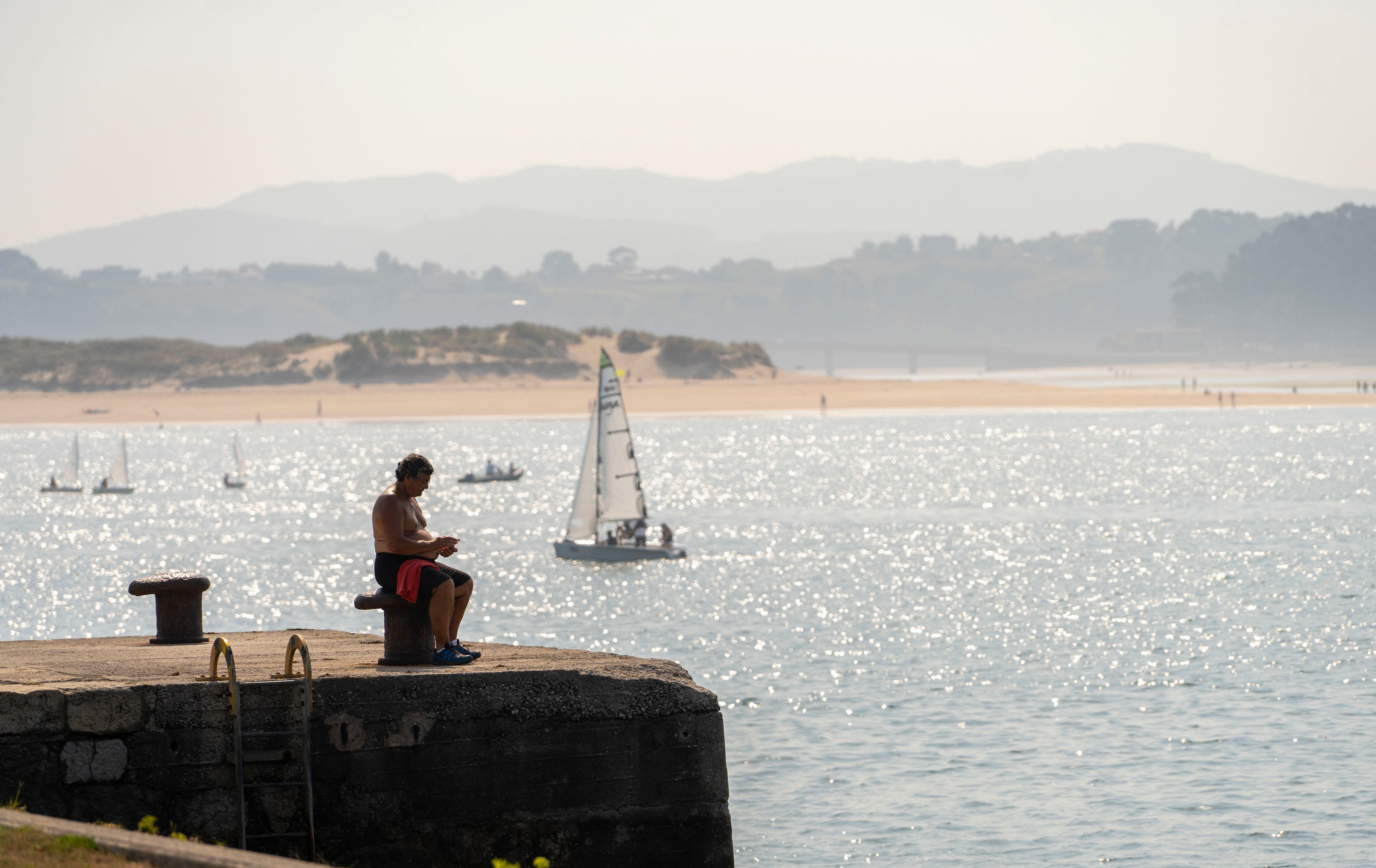 SANTANDER, 11/08/2025.- Continúan las altas temperaturas en Santander y toda Cantabria. Buena parte de la comunidad autónoma ha vivido una noche tropical (por encima de los 20 grados). EFE/ ROMÁN G. AGUILERA
