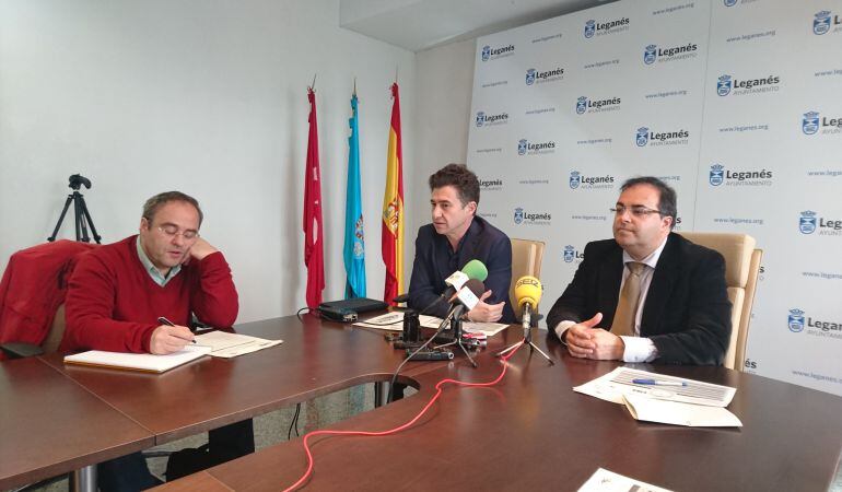 Santiago Llorente, acompañado por el edil de IUCM Rubén Bejarano