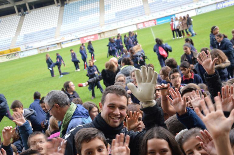 Jóvenes leoneses, junto a Diego Calzado en una visita escolar al estadio