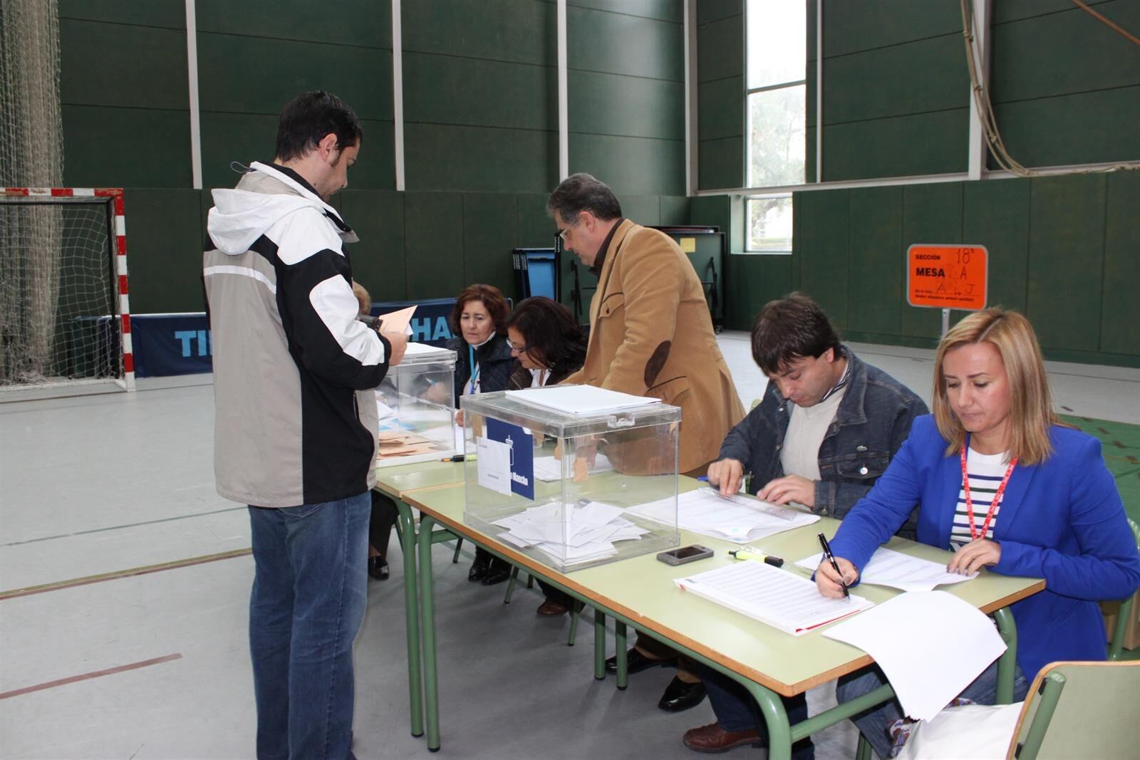 Personas ejerciendo su derecho al voto en un colegio electoral de Jerez