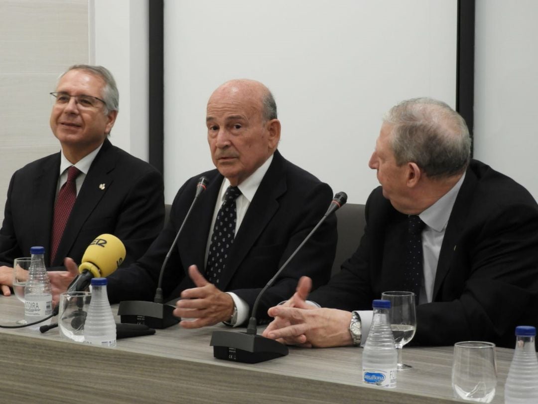 Julio Cuesta, en el centro de la imagen, durante la rueda de prensa que ha ofrecido en la sede del Consejo tras su designación como pregonero de la Semana Santa de Sevilla 2020