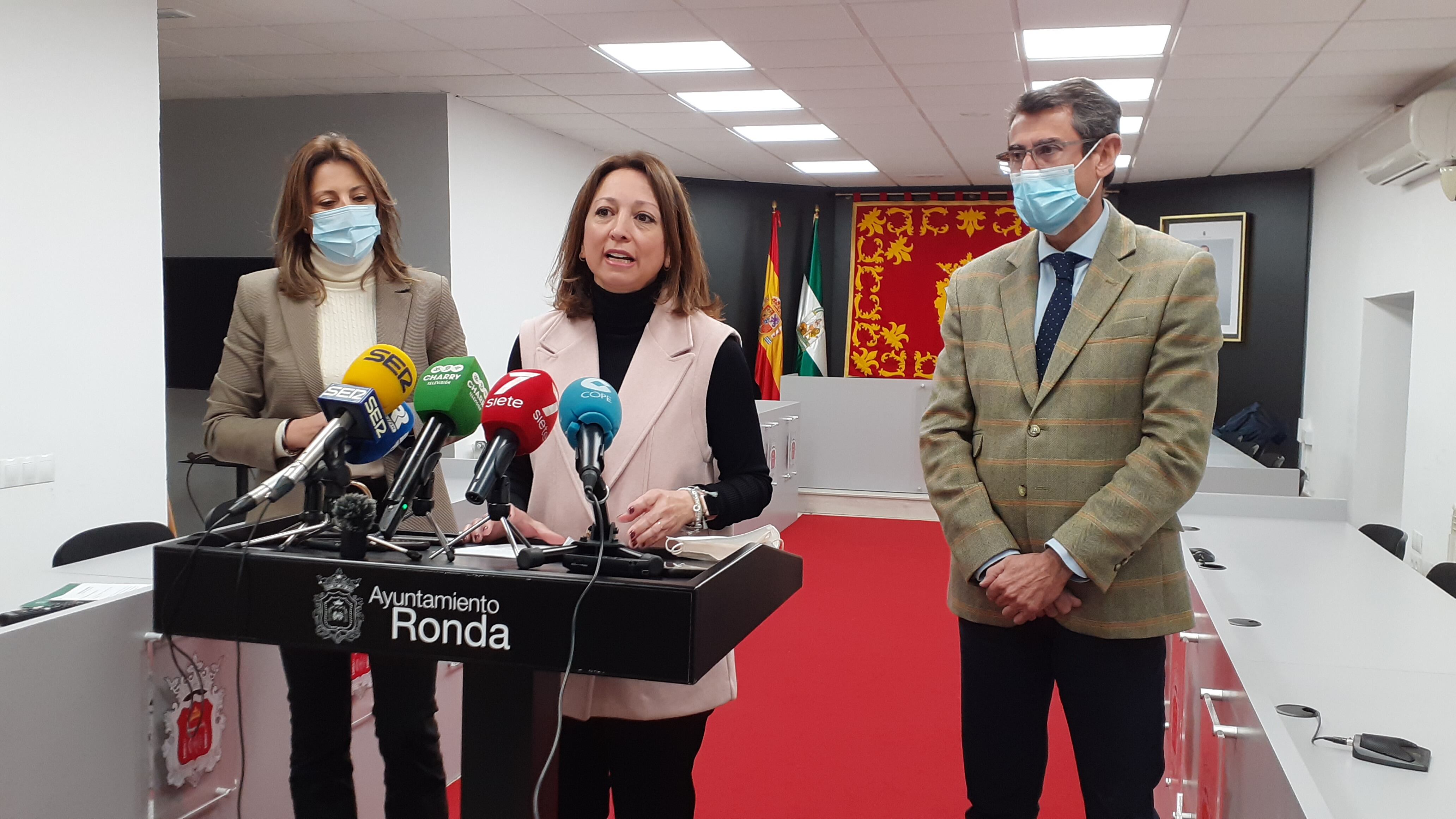 Patricia Navarro en el Ayuntamiento de Ronda ante los medios de comunicación