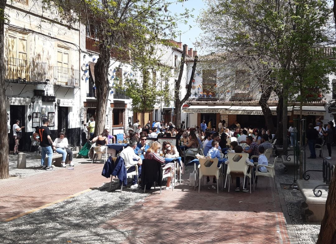 Terraza de bar el priimer fin de semana de mayo de 2021 en Plaza Larga, en el corazón del Albaicín, en Granada