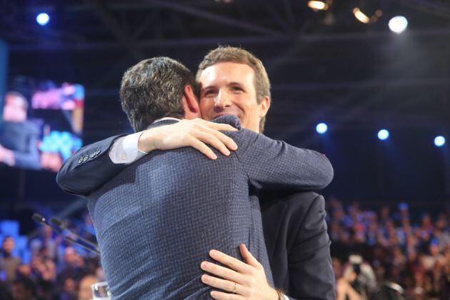 El presidente del PP, Pablo Casado, y el presidente de la Junta de Andalucía, Juanma Moreno, se abrazan durante la tercera jornada de la Convención Nacional del PP &quot;España en libertad&quot;