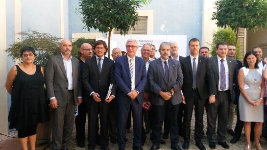 Els membres signants del Manifest en Recolzament dels Jocs del Mediterrani. Al centre de la imatge, Josep Fèlix Ballesteros, Javier Villamayor i Joaquim Nin.