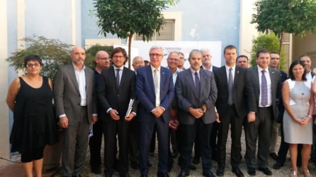 Els membres signants del Manifest en Recolzament dels Jocs del Mediterrani. Al centre de la imatge, Josep Fèlix Ballesteros, Javier Villamayor i Joaquim Nin.