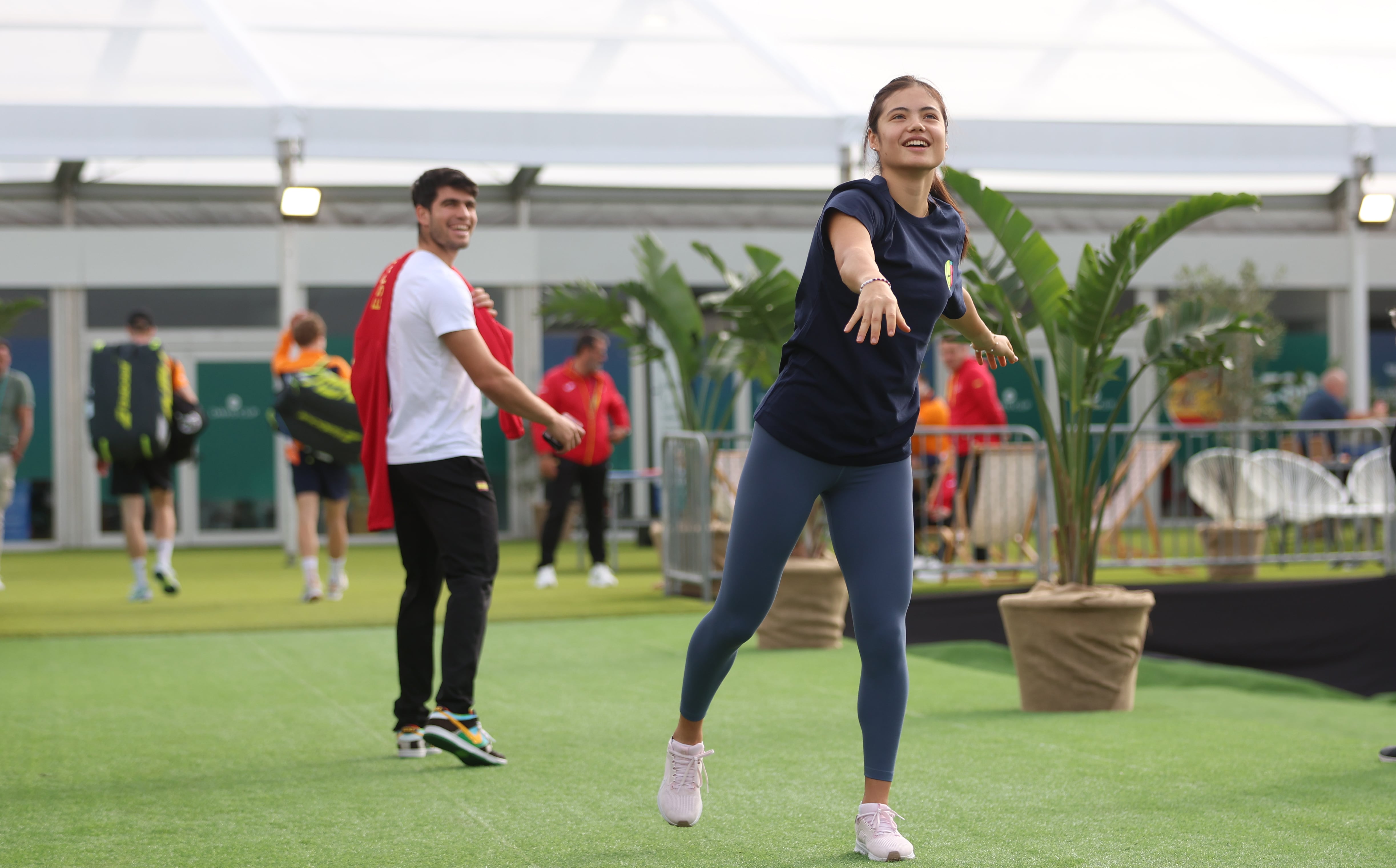Carlos Alcaraz y Emma Raducanu, juntos durante un entrenamiento de la Billie Jean King Cup
