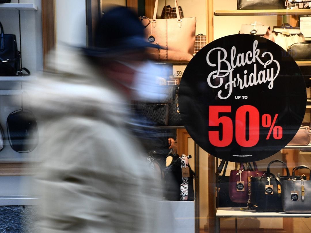 Una tienda que ofrece descuentos por el Black Friday (archivo)