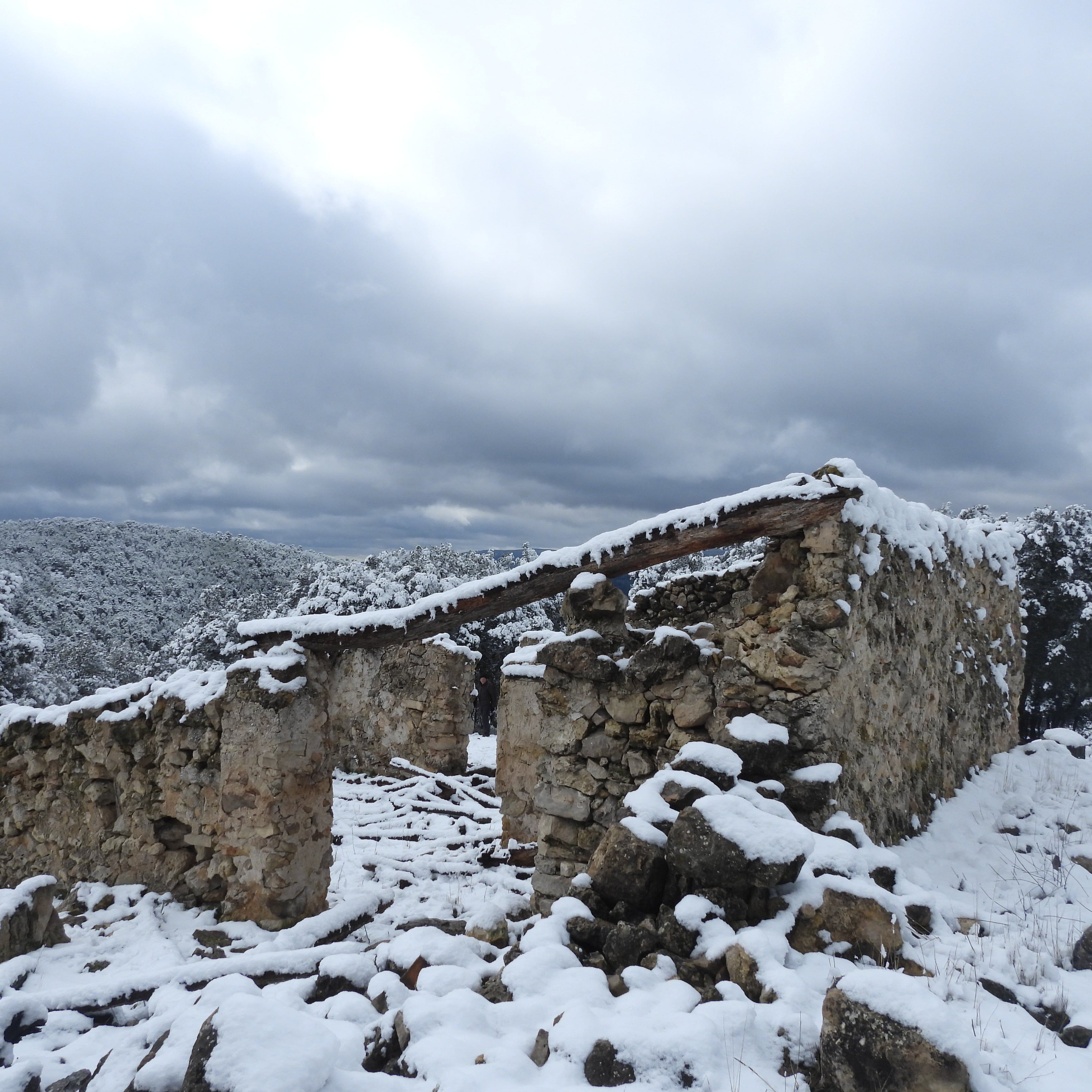 La ruta pasa junto a las ruinas de la Tina del Escalón.