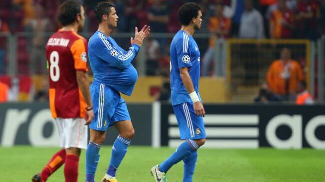 Cristiano Ronaldo y Pepe, al termino del partido de Turquía ante el Galatasaray
