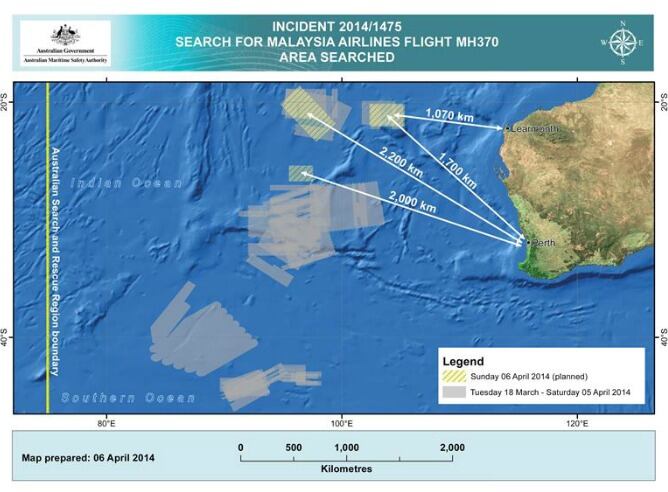 Imagen publicada por la Autoridad Australiana de Seguridad Marítima (AMSA) que muestra tres zonas de búsqueda en el Océano Índico donde los aviones y los barcos están buscando el avión desaparecido