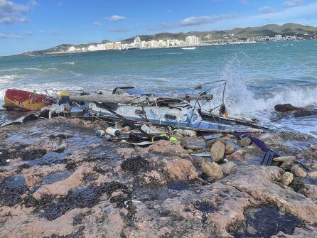 Imagen de uno de los barcos varados tras el temporal