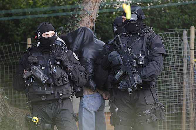 Fuerzas especiales participan en la operación contra el islamismo integrista desarrollada en Francia en la que ha sido detenidas al menos 19 personas