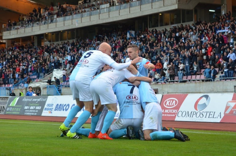 Los jugadores del Compostela, celebrando un gol de Primo el pasado domingo en San Lázaro