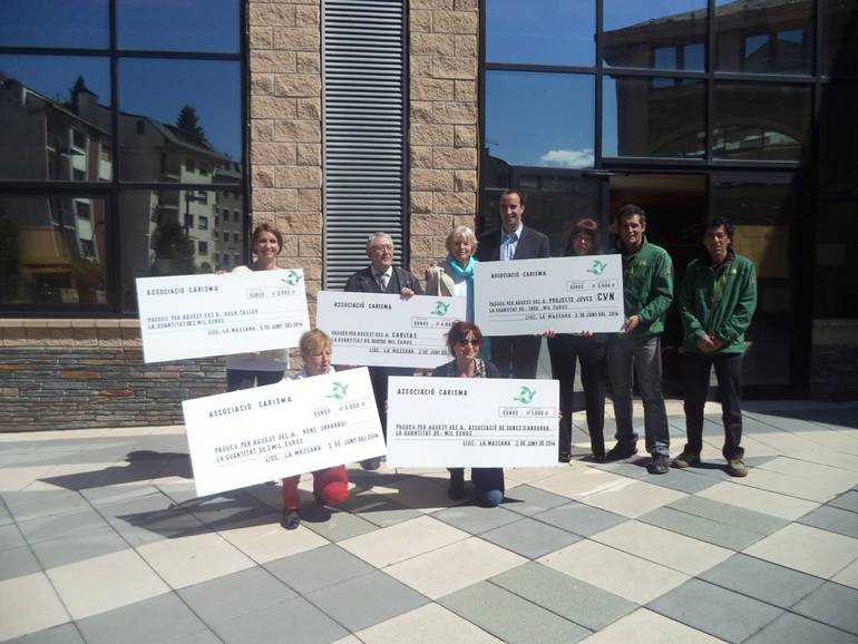 Un moment del lliurament del xec