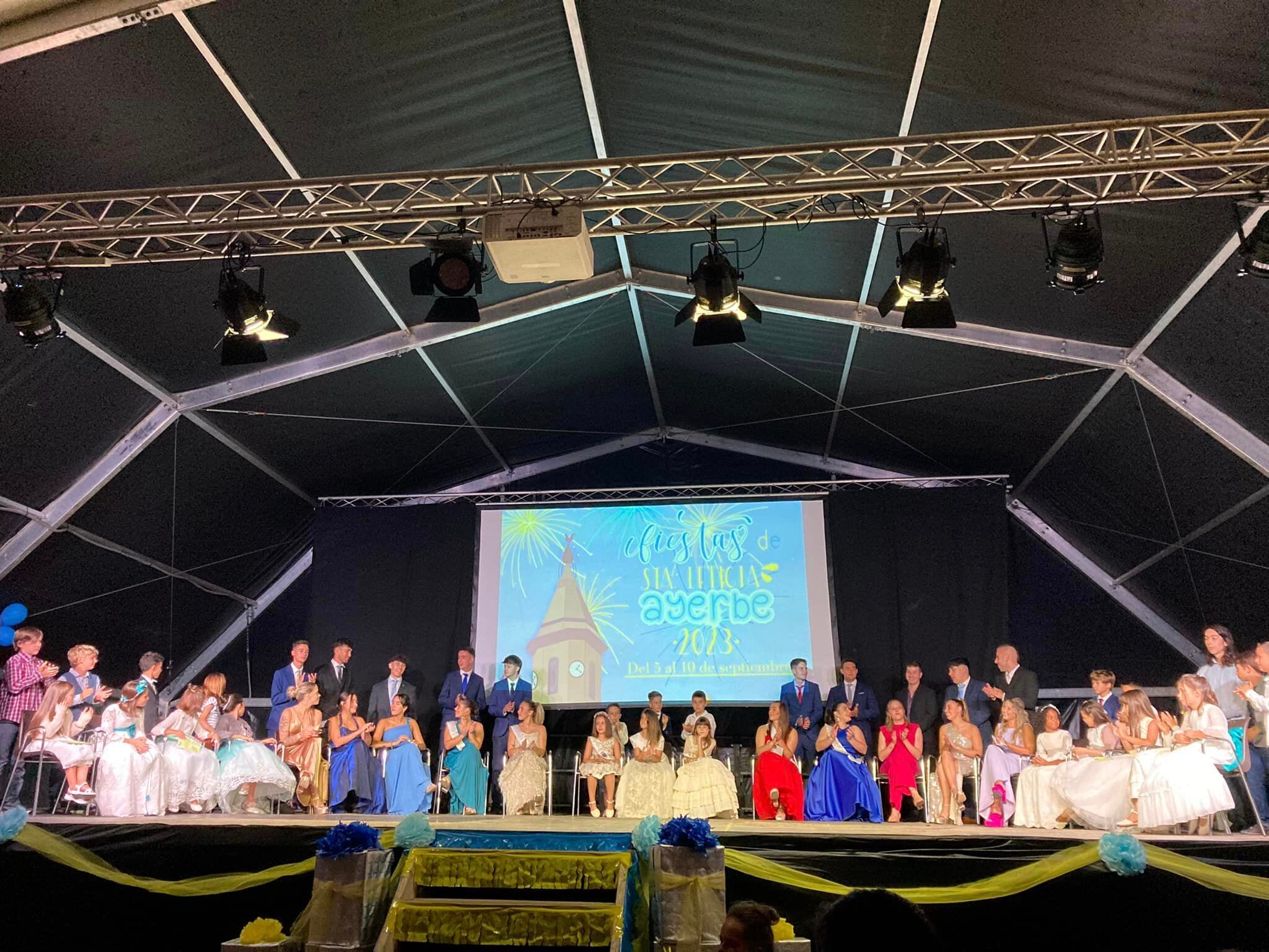 Acto de presentación de las reinas infantiles y las presidentas en Ayerbe