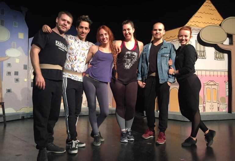 El reparto del musical "La Dama y el Vagabundo", antes del último ensayo general del montaje