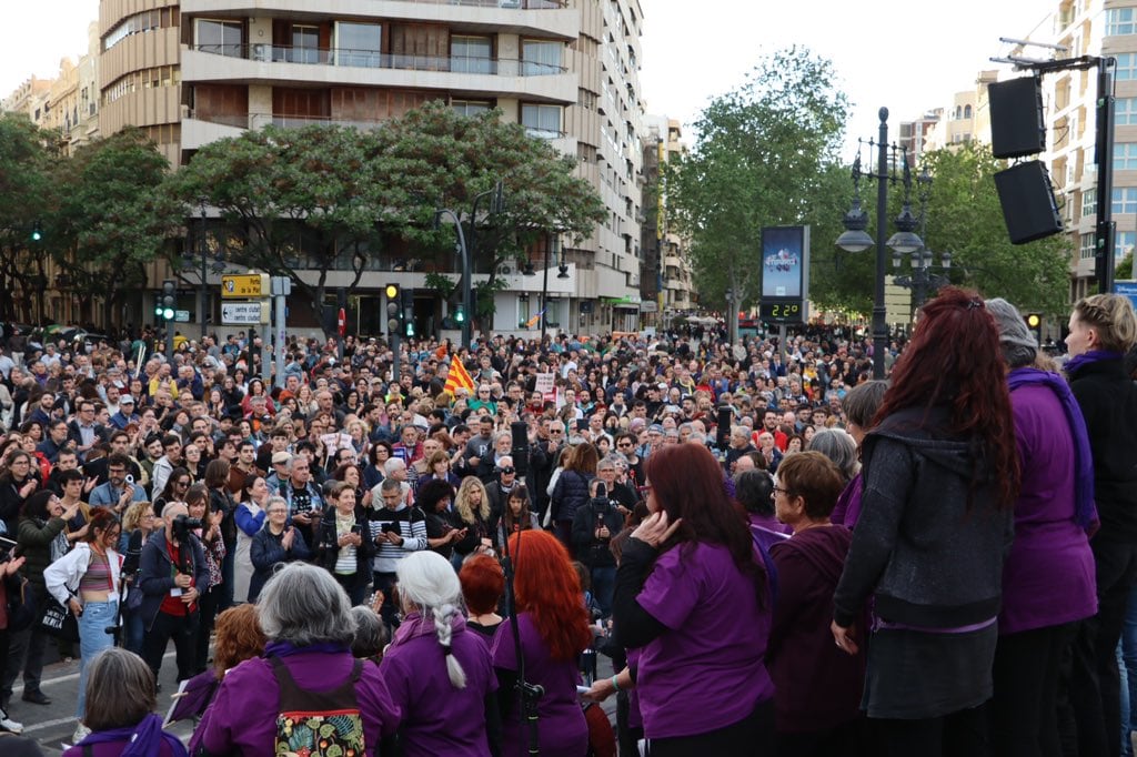 Manifestación convocada por Acció Cultural del País Valencià (ACPV) este sábado en València con motivo del 25 d&#039;Abril.