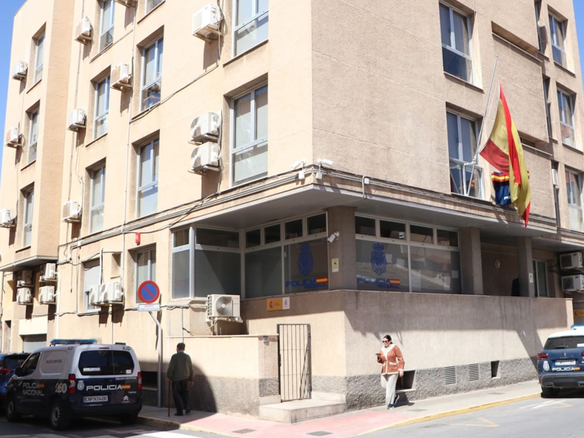 Dos detenidos en Elda por un robo con fuerza en una frutería de la avenida Chapí