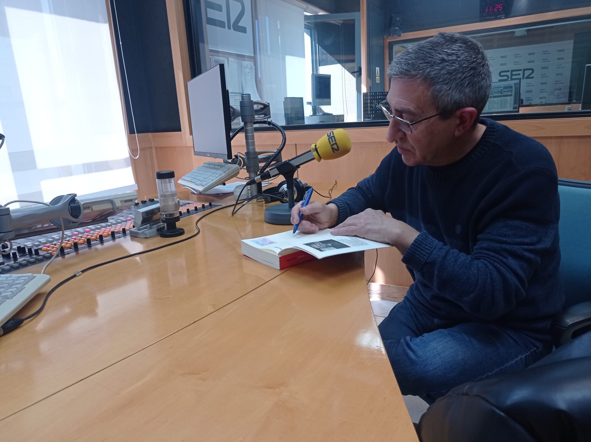 Foto recurs d'Andreu Sevilla parlant en Radio València Cadena SER de "Els inútils"