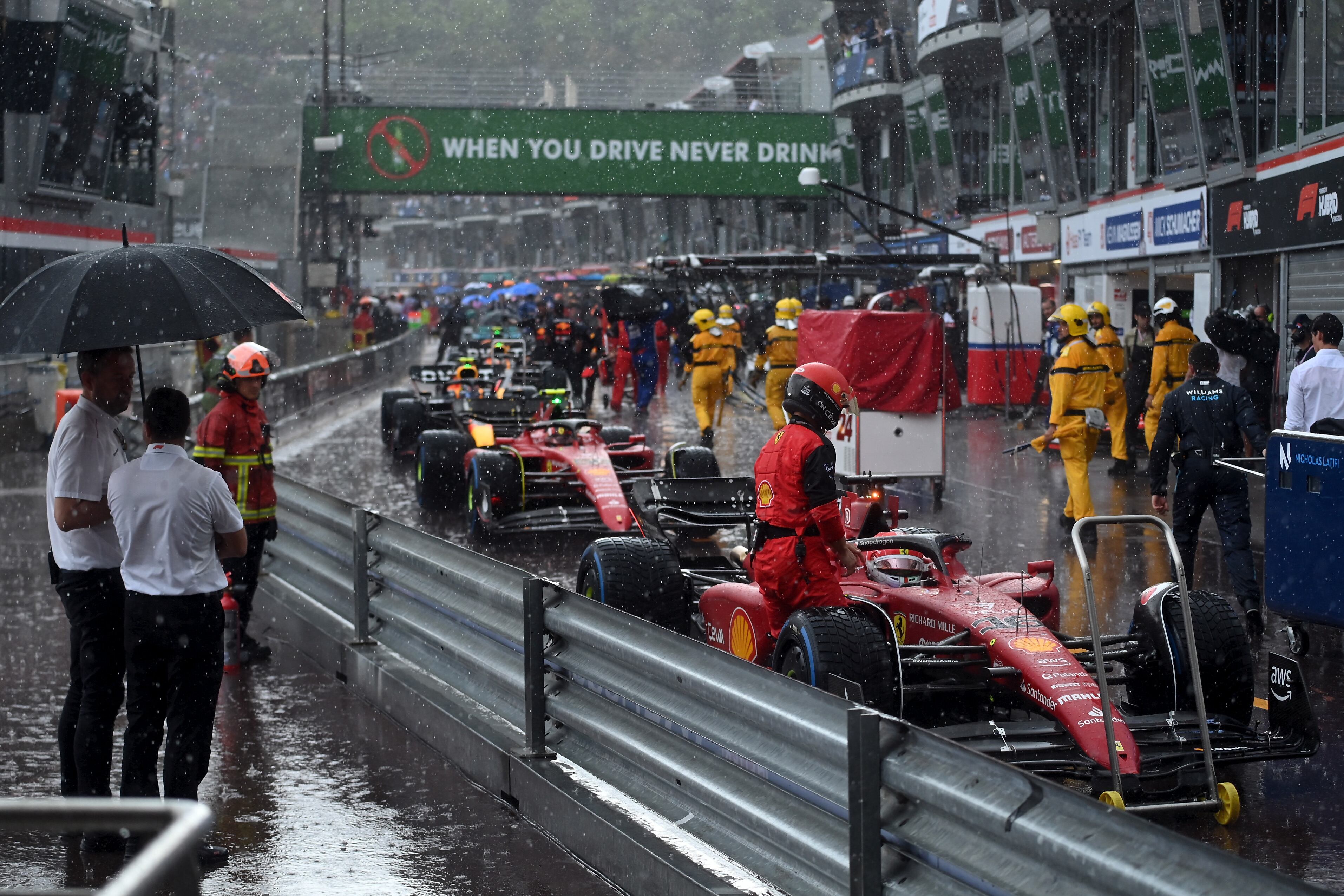 Los coches, en el pit lane durante la primera bandera roja del GP de Mónaco