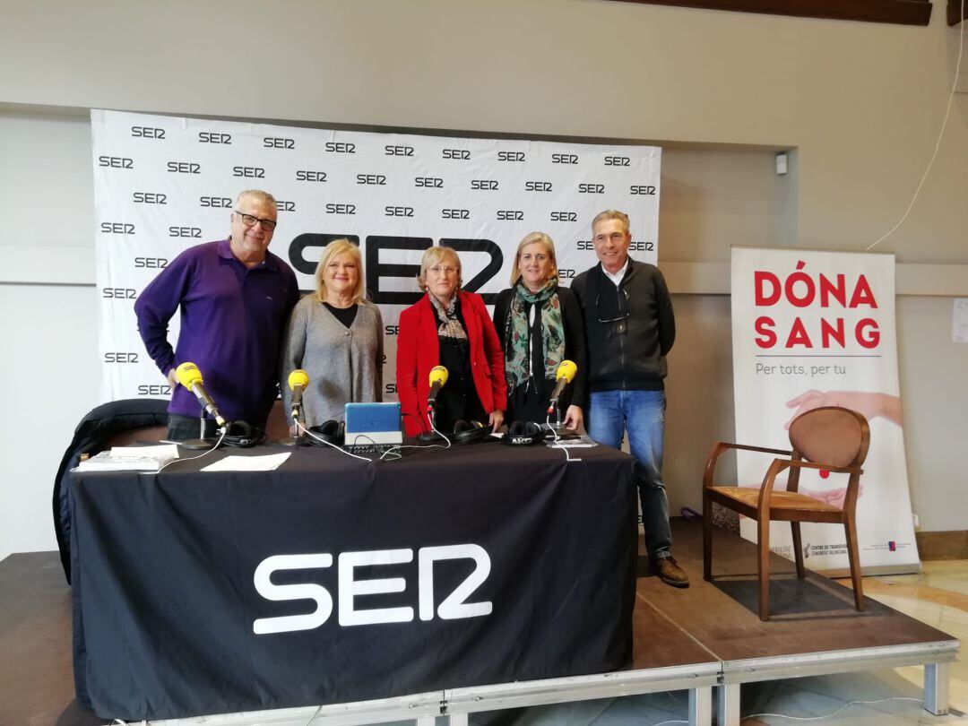 Carmen de Rosa, Pta. del Ateneo, Ana Barceló, Consellera de Sanidad y Cristina Arbona, directora del Centro de Transfusión de la Comunidad Valenciana entre Arturo Blay y Amadeo Salvador