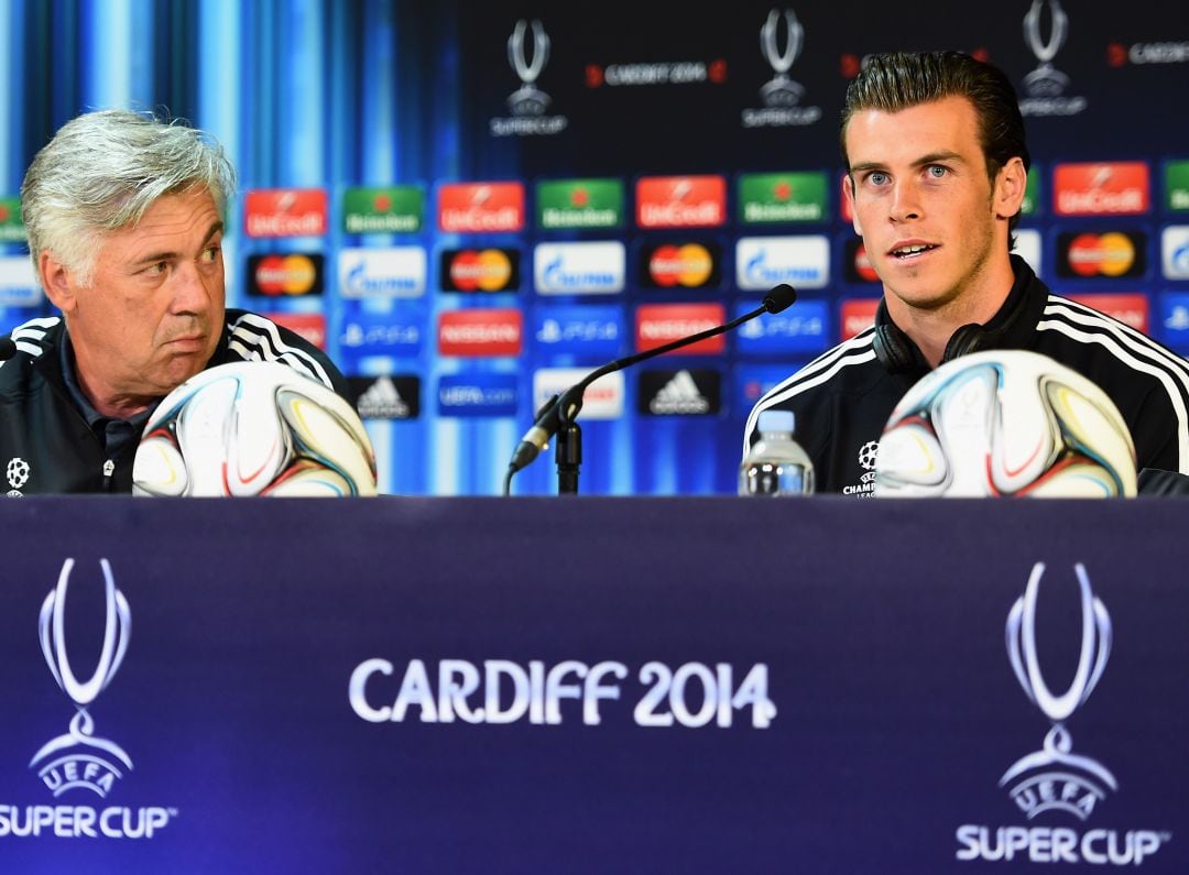 Ancelotti y Bale, en una rueda de prensa con el Real Madrid