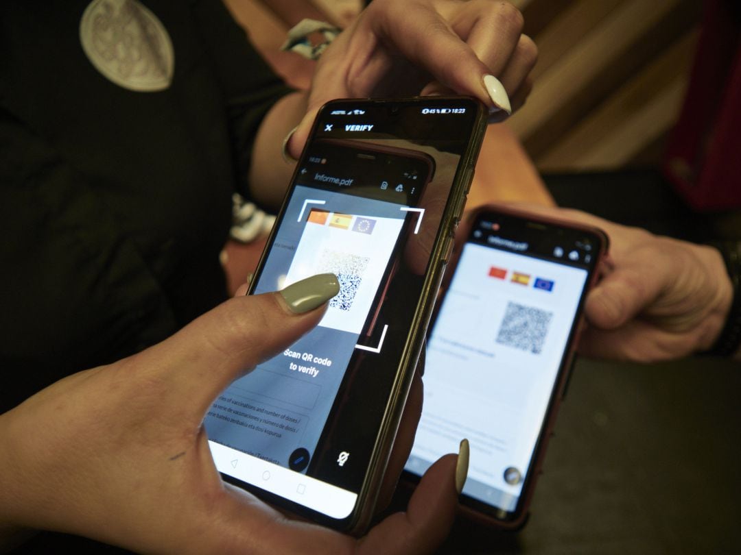 Una persona muestra su certificado de vacunación contra el Covid-19, a 27 de noviembre de 2021