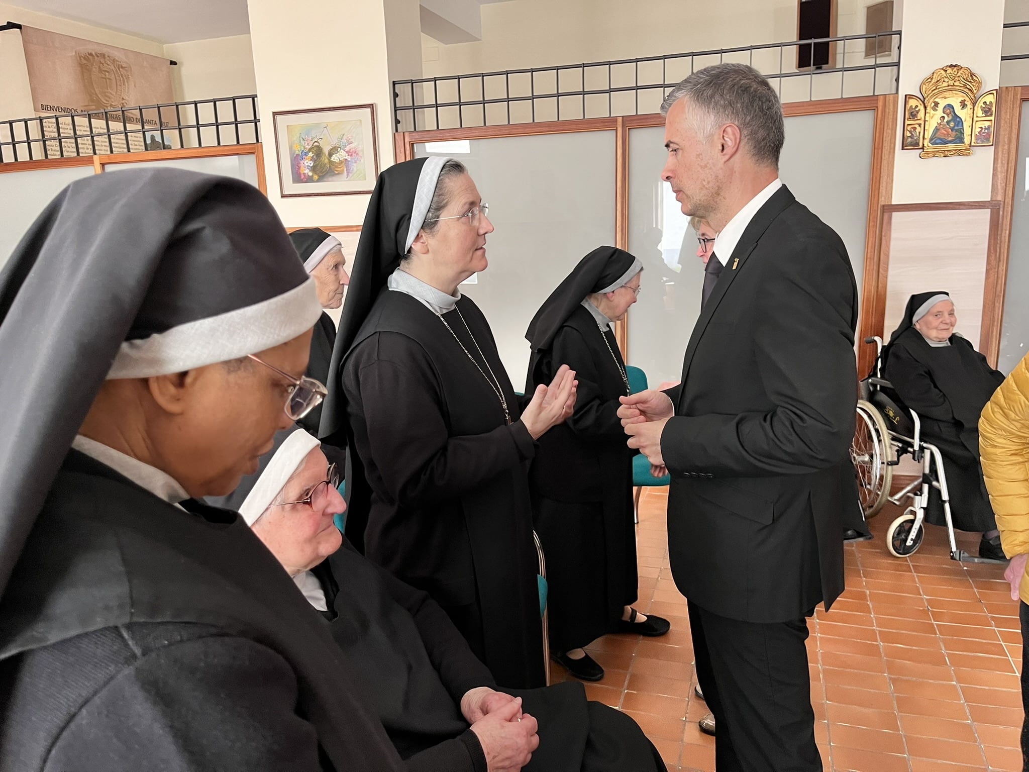 El alcalde de Jaca se despide de las benitas  (Foto: ayto Jaca)