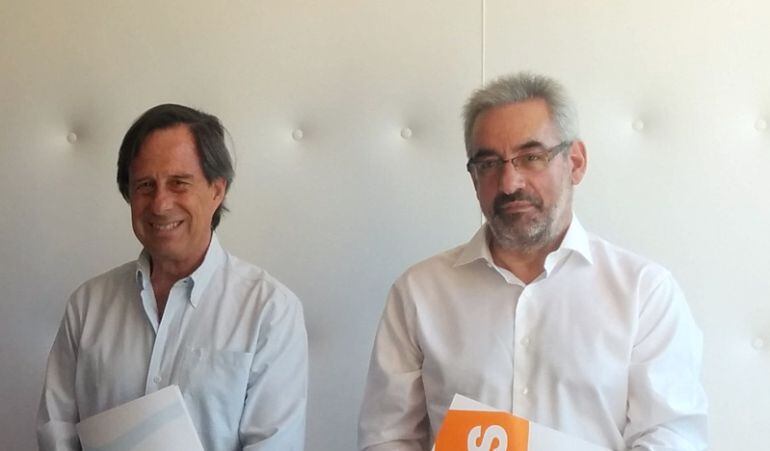 El alcalde de Alcobendas, Ignacio García de Vinuesa junto con Horacio Rico, portavoz de C´s tras presentar el acuerdo que da estabilidad al gobierno en minoria del Partido Popular