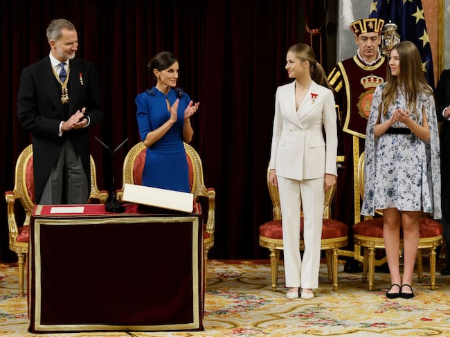 Los Reyes y la Infanta Sofía, aplauden a la Princesa de Asturias, en el acto dejuramento de la Constitución Española, ante las Cortes Generales el 31 de
octubre de 2023