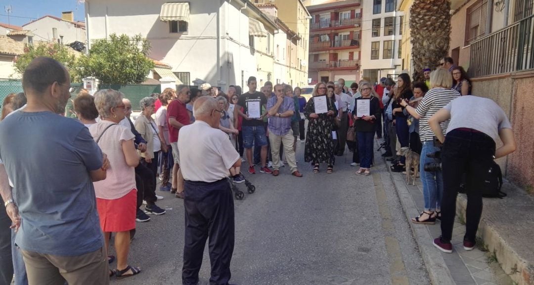 Vecinos del barrio concentrados contra la instalación de la antena de telefonía móvil.