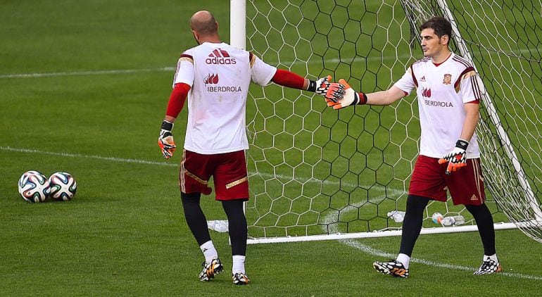 Iker Casillas y Pepe Reina durante un entrenamiento con España 