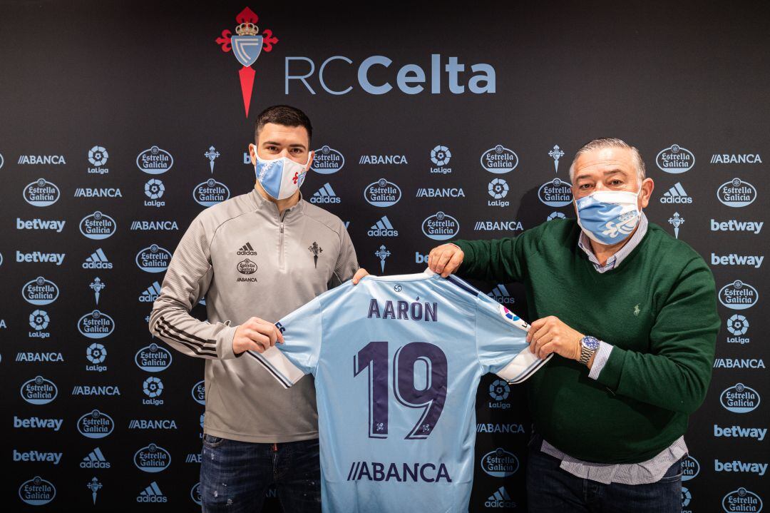 Aarón Martín posa con la camiseta del Celta junto al vicepresidente Ricardo Barros.