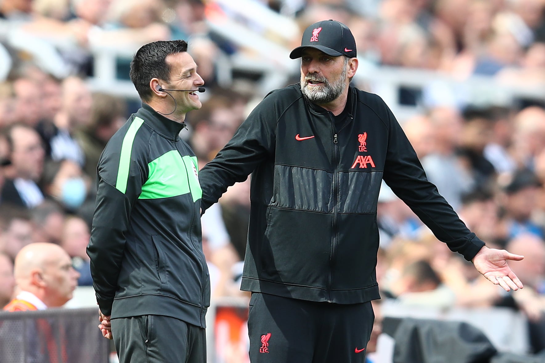 Jürgen Klopp, hablando con el cuarto árbitro durante un partido entre Liverpool y Newcastle en la Premier League.