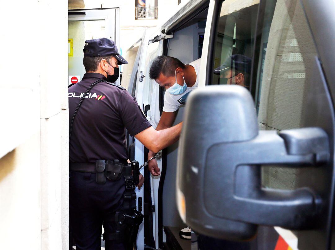 Uno de los acusados a su llegada a la Audiencia Provincial de Alicante