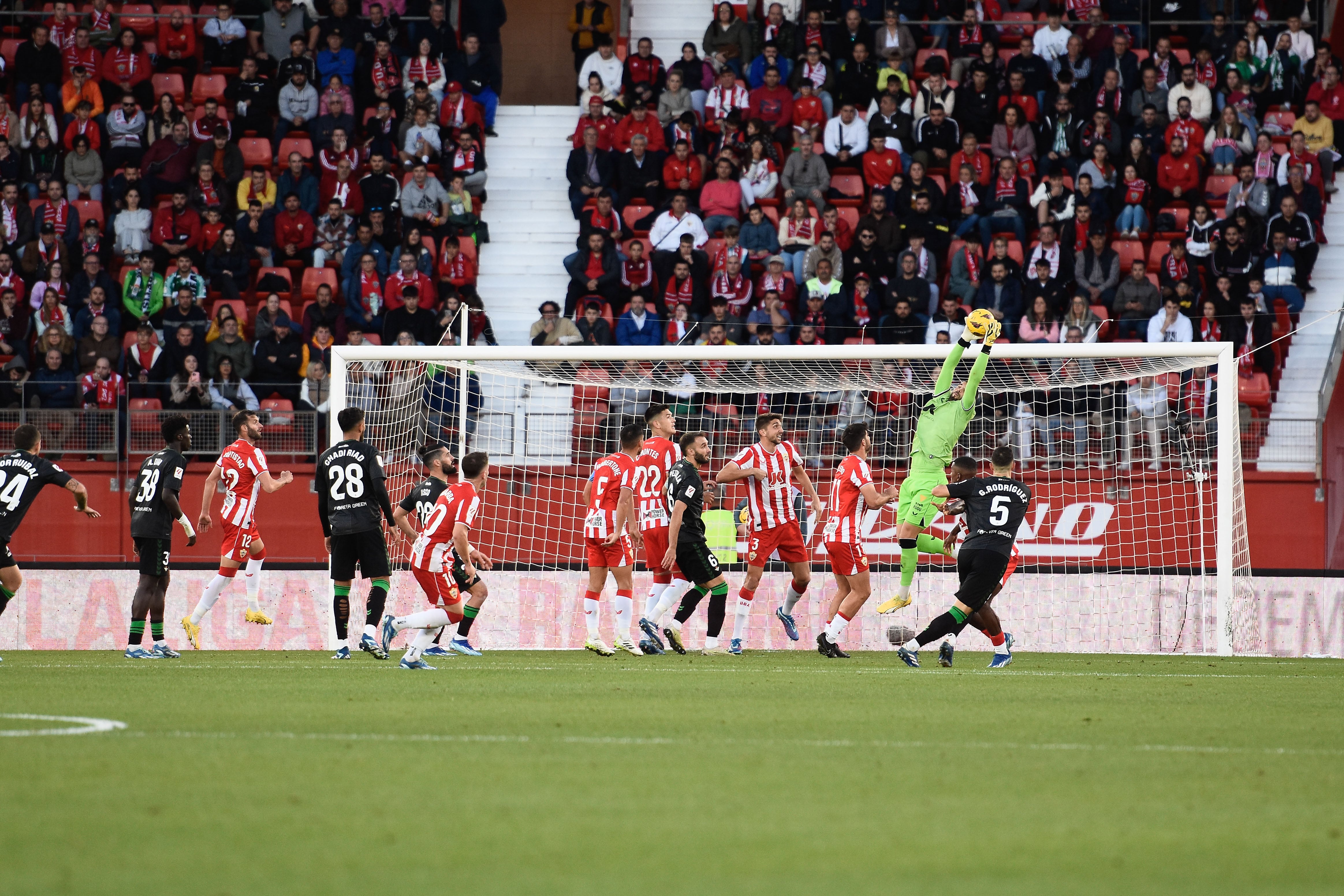 El Almería vuelve a jugar en casa y será el último partido del año 2023 en el Mediterráneo.