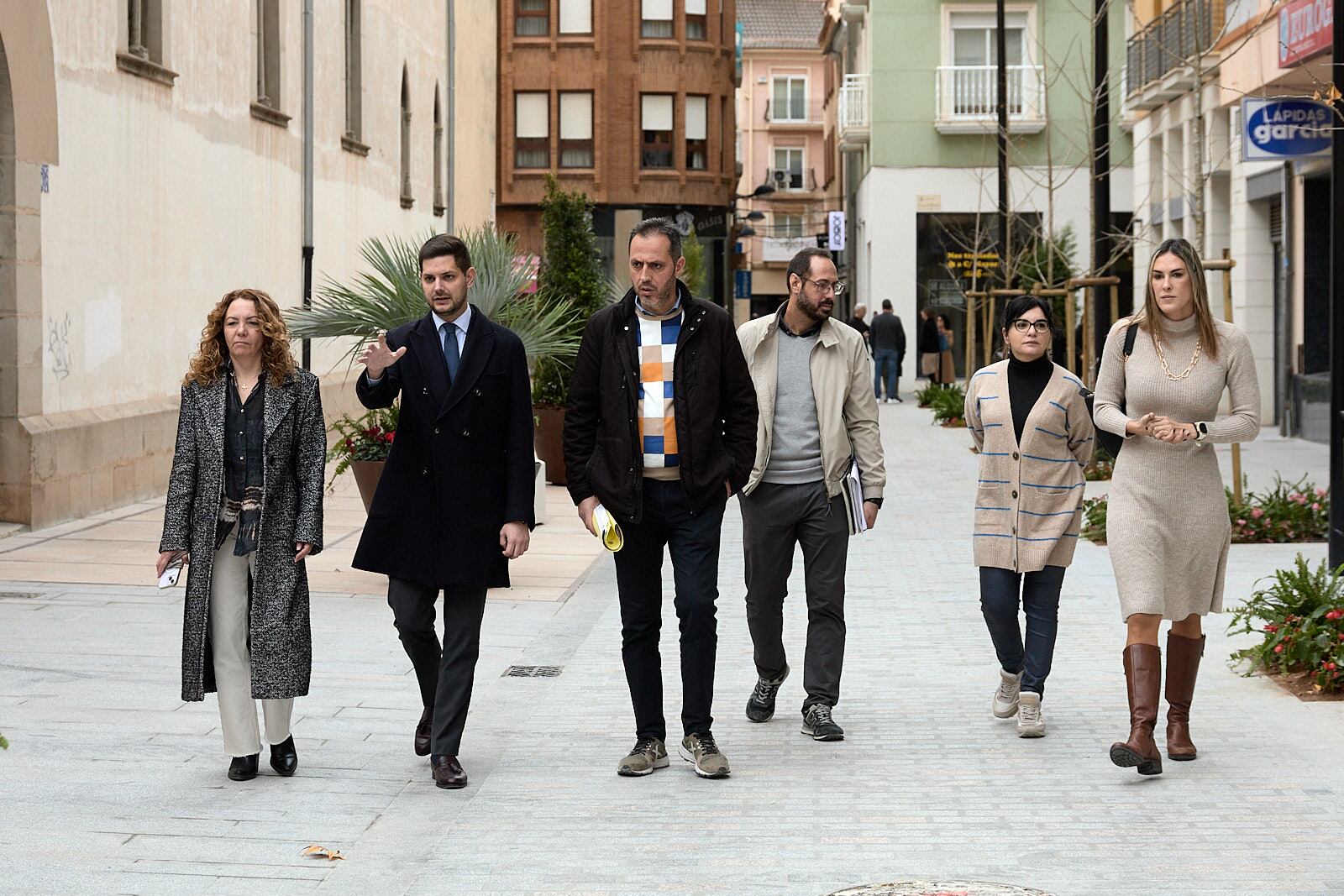 Prieto con autoridades y técnicos en la calle Jesuïtes