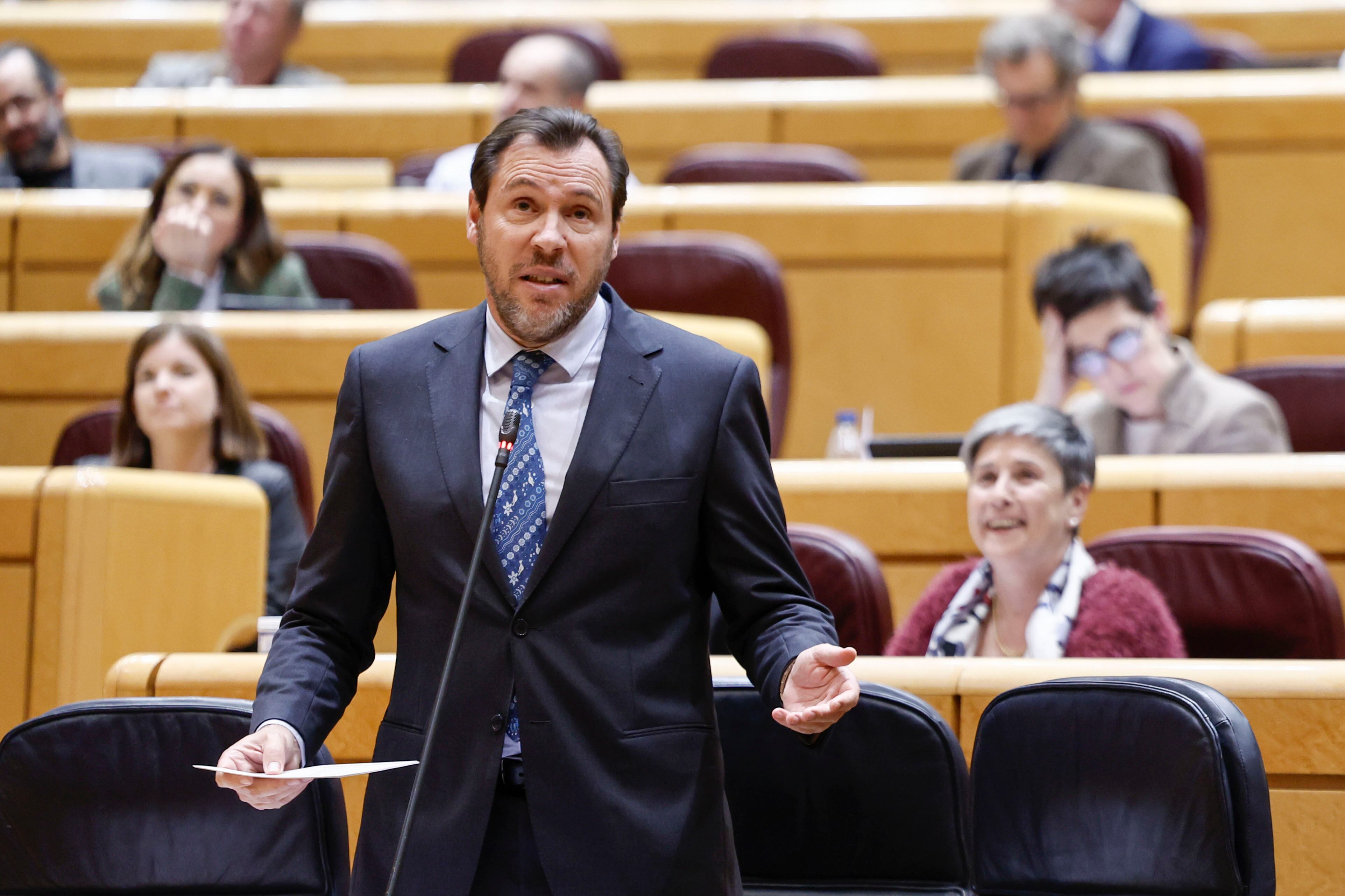 MADRID, 12/12/2023.- El ministro de Transporte, Óscar Puente, durante la sesión de Control al Gobierno celebrada este martes por el pleno del Senado. EFE/ Sergio Pérez
