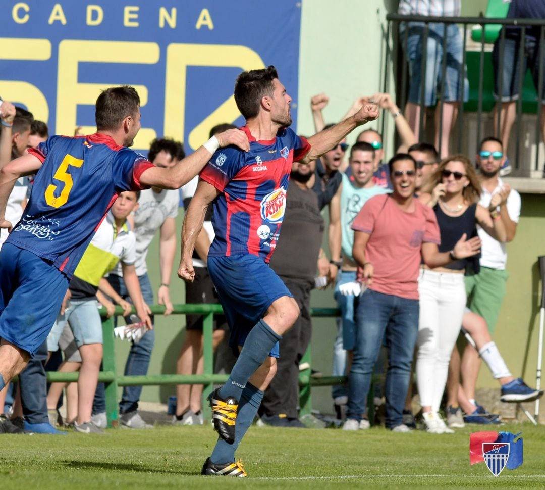 Domingo celebra uno de los goles del histórico partido del último ascenso a Segunda B frente al Atlético Malagueño en La Albuera