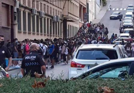 Aglomeración de alumnos a la entrada del IES Fray Andrés el 14 de septiembre