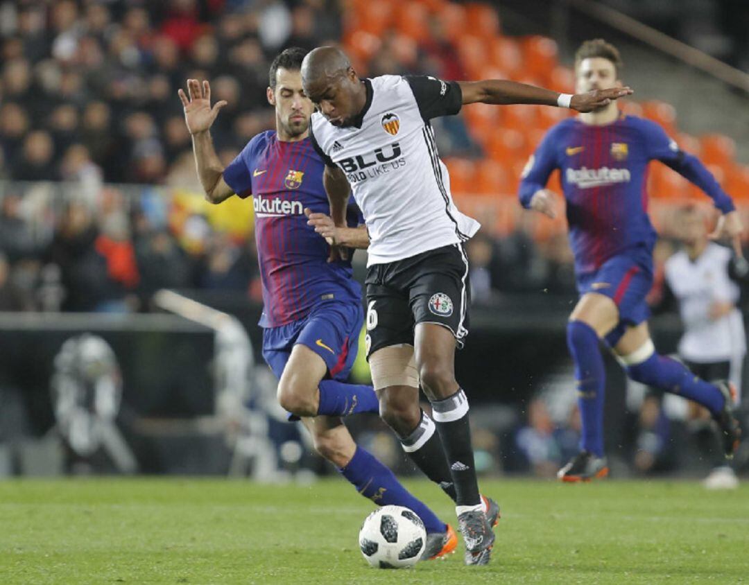 Kondogbia en una acción del partido ante el Barça