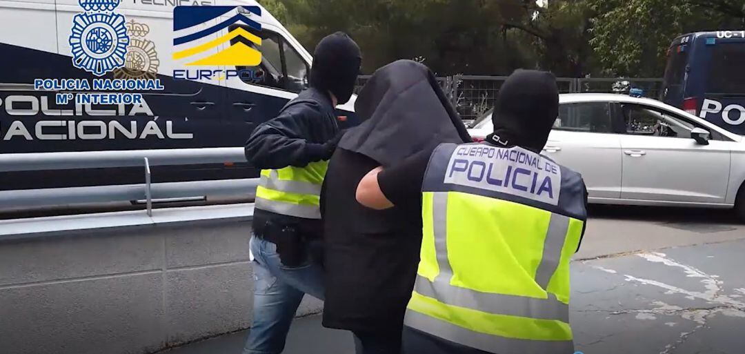 Momento de la detención en Madrid de un presunto yihadista por contribuir a la financiación de Estado Islámico (DAESH) en países como Siria.