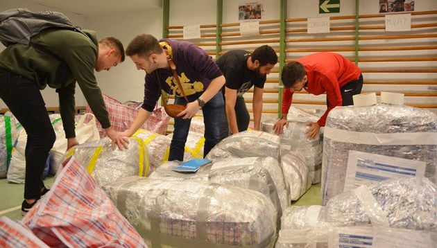 Estudiantes preparando el material que han trasladado a los campamentos saharauis donde permanecerán 20 días