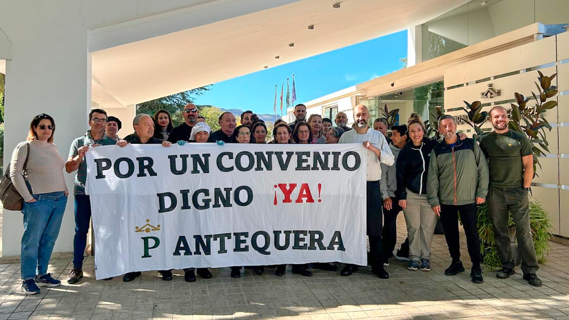 Concentración a las puertas del Parador de Antequera