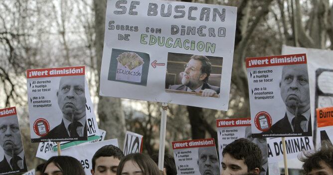 Decenas de jóvenes participan en la manifestación convocada por la Plataforma Regional por la Escuela Pública de la Comunidad de Madrid en defensa de la escuela pública y contra la ley educativa LOMCE.