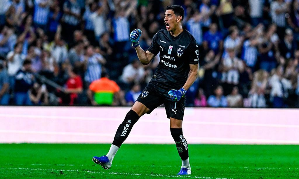 Esteban Andrada defendiendo en un partido con el Monterrey