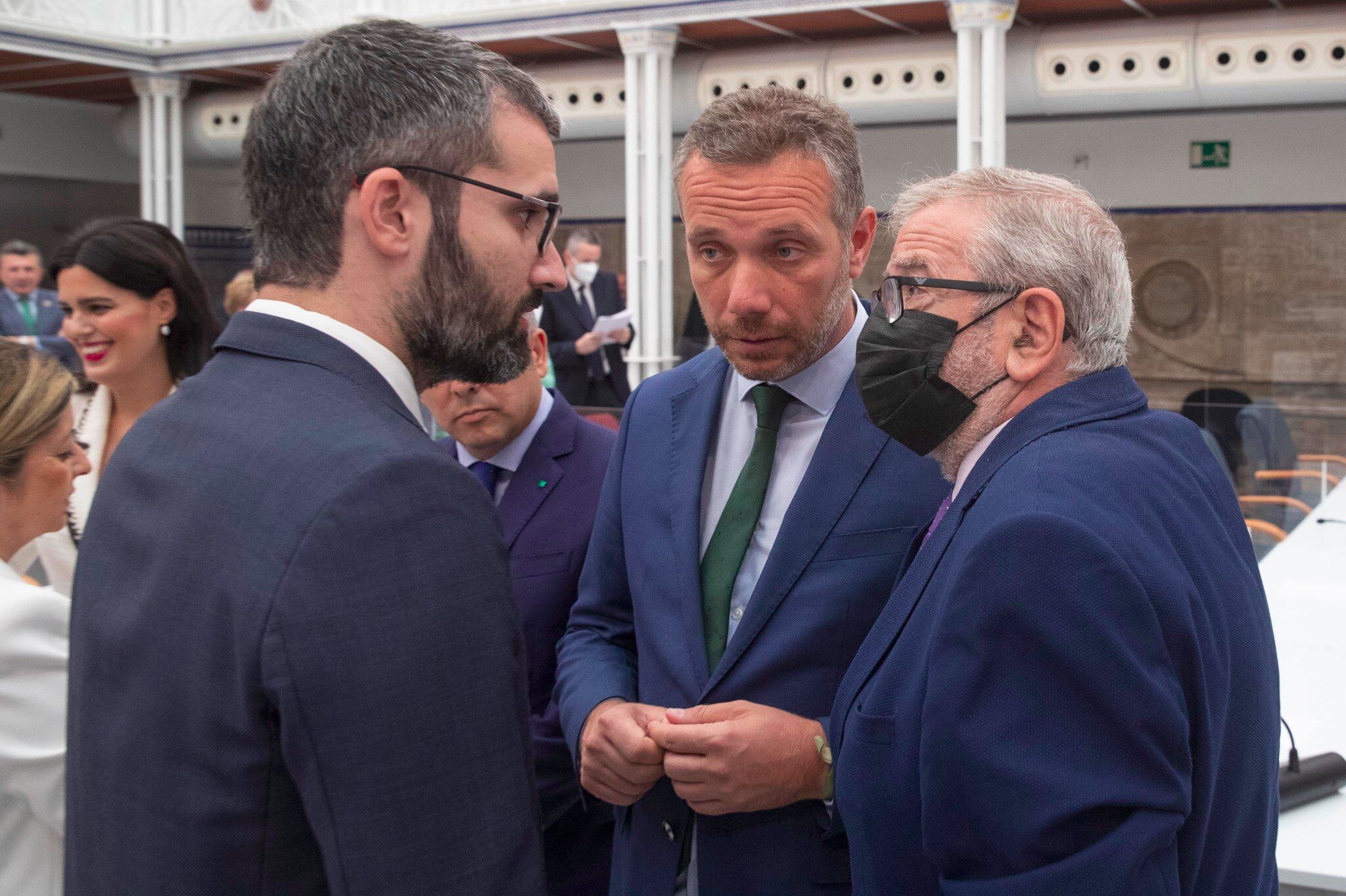 Los portavoces parlamentarios de PP y PSOE con el presidente de la Asamblea Regional